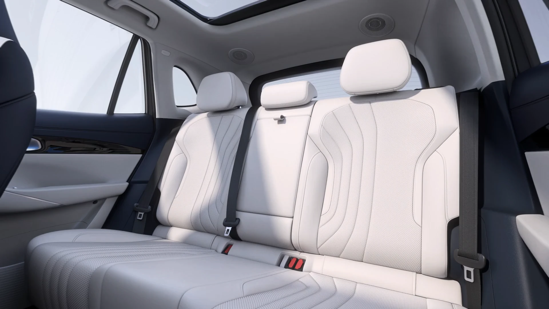 Rear seats recline and fold in multiple ways, offering dual 30°/35° adjustments and a 109° recline, allowing passengers to relax, stretch out, or enjoy the view.