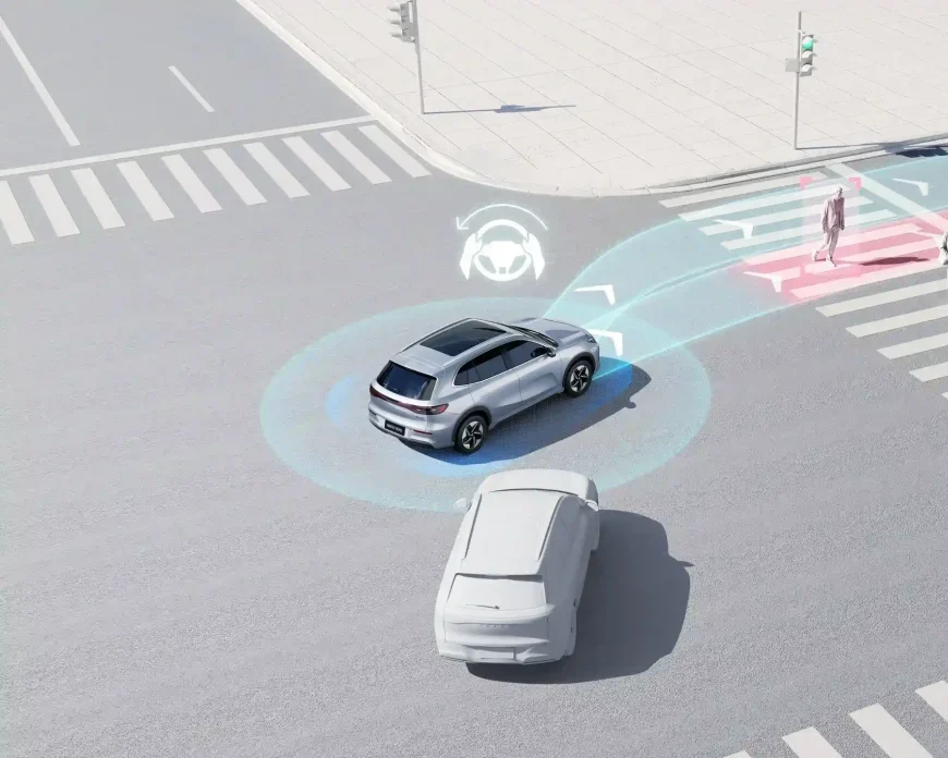 Emergency ManoeuvreDelivers extra steering support when the system detects the driver is actively avoiding an obstacle, enhancing safety during sudden manoeuvres.