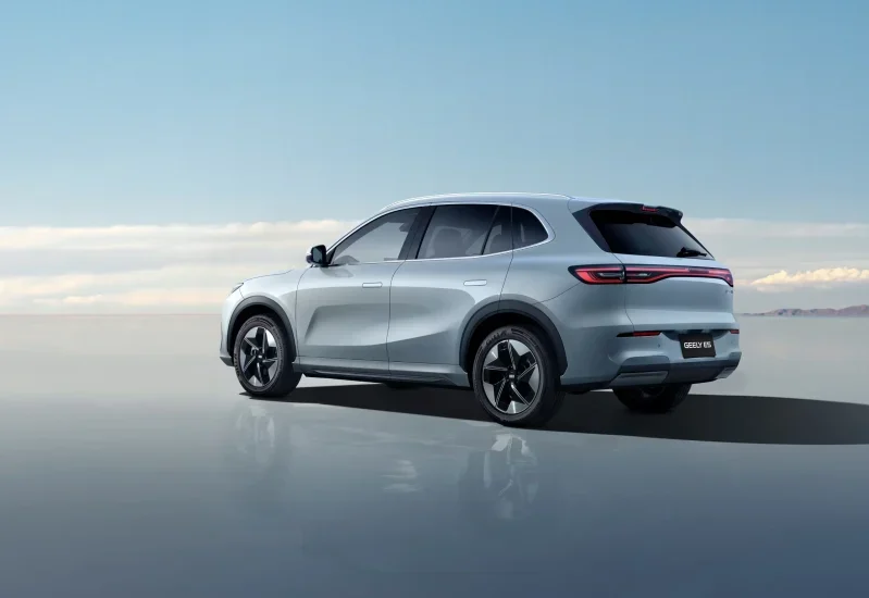 Sculpted lines and privacy glass lend the Geely E5 a premium, modern look, providing passengers with added comfort, visual refinement, and a sense of protection on every journey.