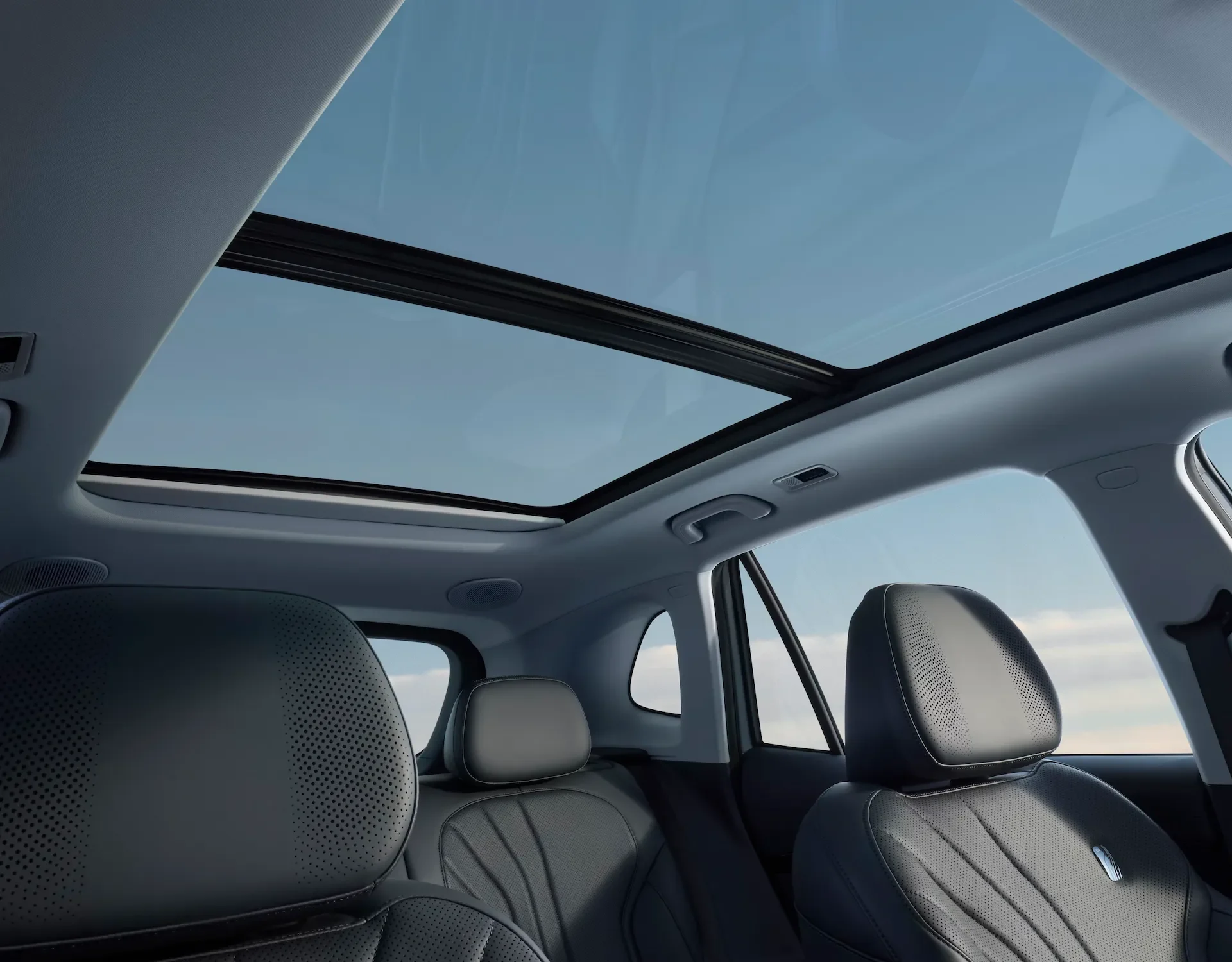 Enjoy natural light and fresh airflow in the E5 electric SUV, which features a panoramic sunroof with a sunblind for adjustable brightness and enhanced cabin comfort.