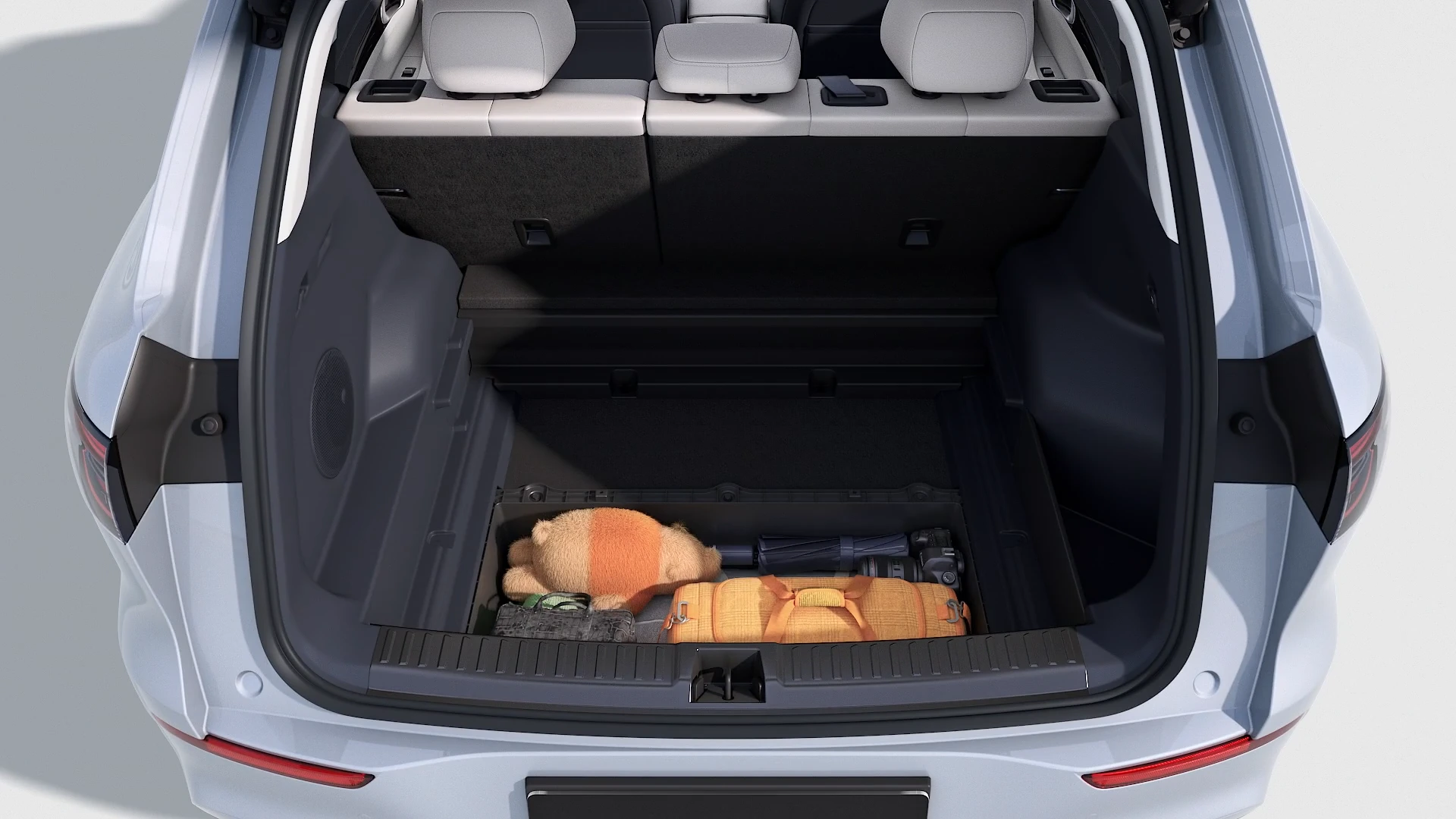 The E5 SUV's rear features a sophisticated three-tier trunk layout, keeping clothing and personal items neatly organised for any drive, with 461-1,877L capacity.