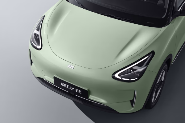 Automatic LED headlights, complemented by distinctive daytime running lights, provide clear visibility while giving the E2 a strong and recognisable look, day or night.